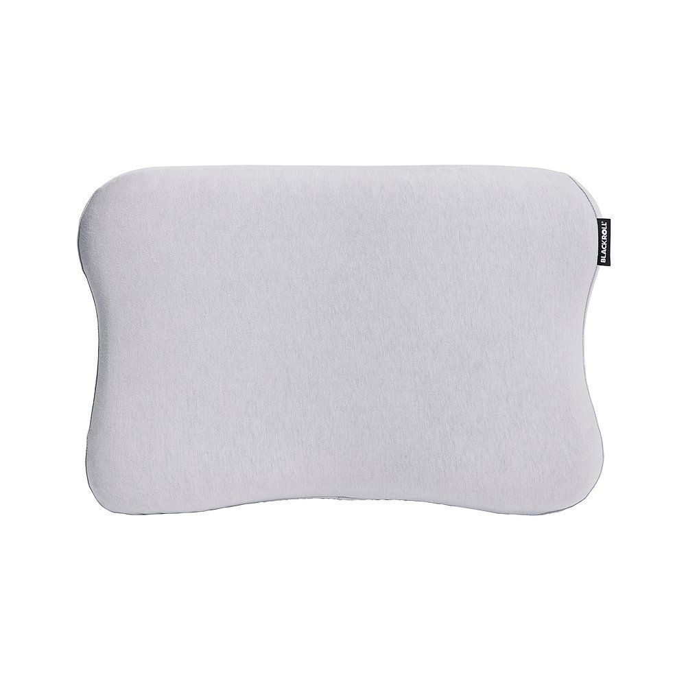 Hellgrauer Kissenbezug. Rechteckige Form mit geschwungenen Seiten. Kleines Label mit Schriftzug.