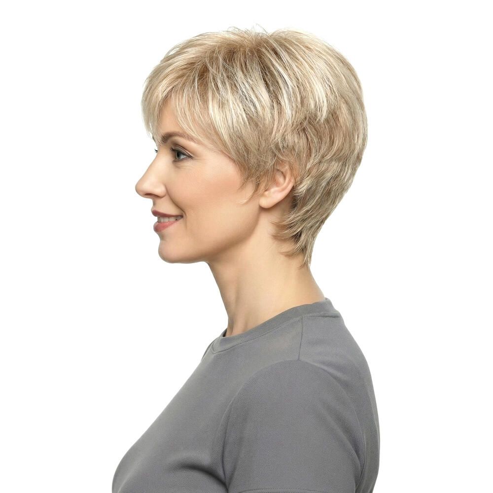 Kurzhaarperücke, blond, Seitenansicht. Haarschnitt mit Pony. Frau trägt graues T-Shirt.