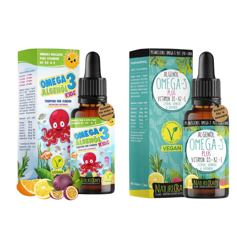 Zwei Flaschen Algenöl mit Tropfer und Verpackung. Aufschrift: Omega-3 Algenöl Kids und Plus. Vegan-Siegel. Früchte im Vordergrund.