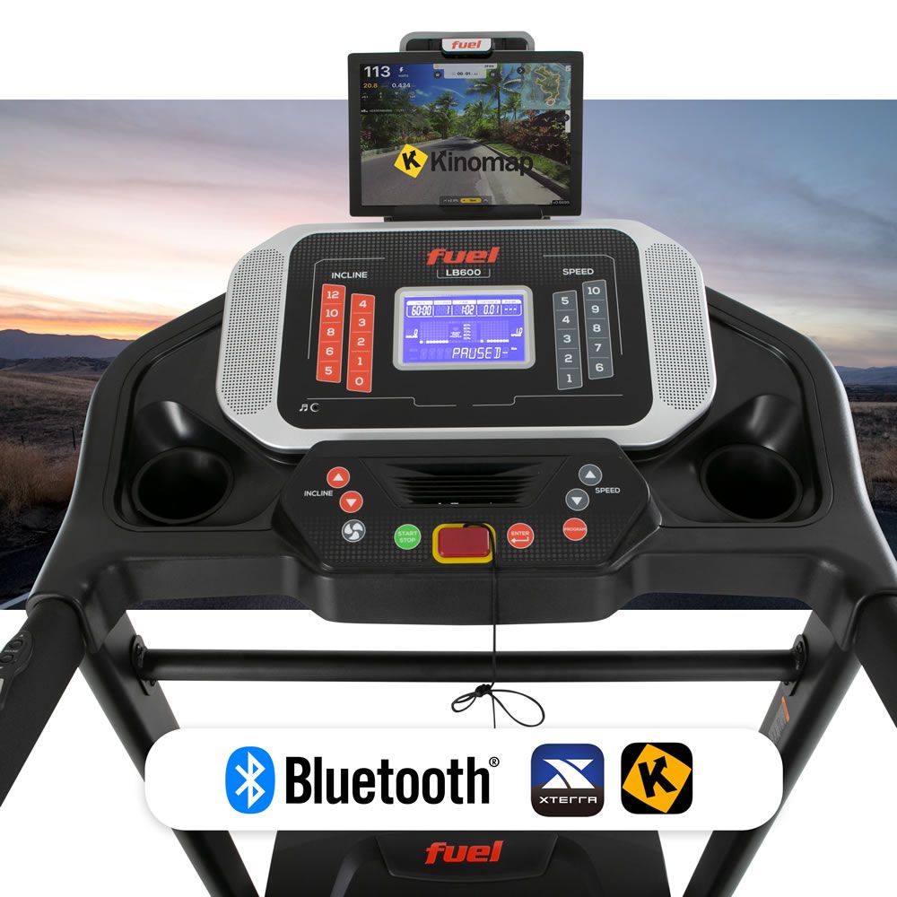 Laufbandkonsole mit Display. FUEL-Logo, Bluetooth-Symbol, Kinomap-Logo. Schwarzes Gehäuse. Getränkehalter.