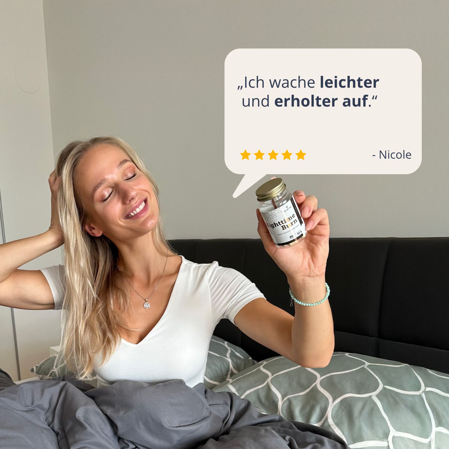 Frau hält Golden Tree Nighttime Burn Flasche und lächelt, mit positivem Zitat.