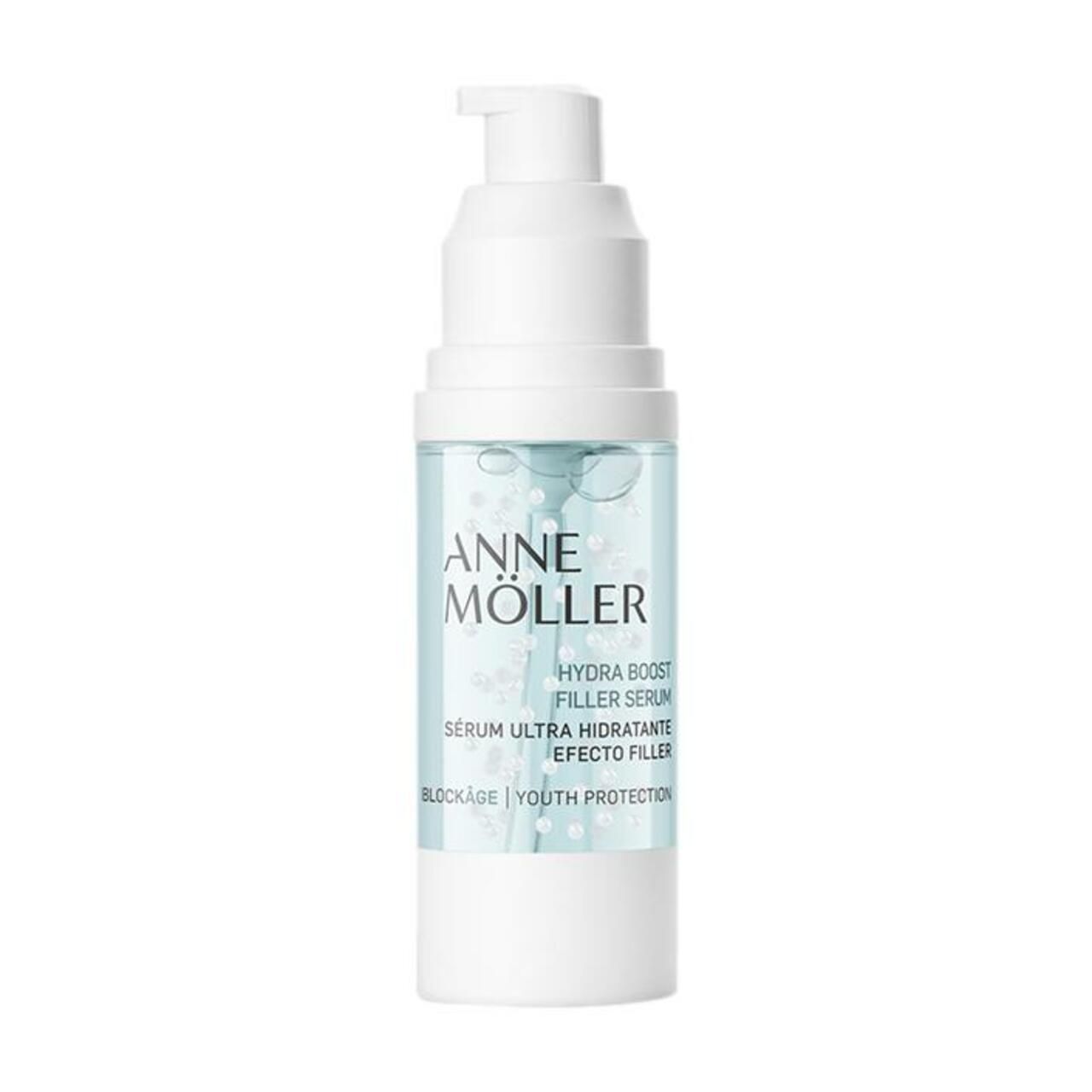 Weiße Flasche mit Pumpe. Aufschrift: Anne Möller, Hydra Boost Filler Serum, Blockâge, Youth Protection.
