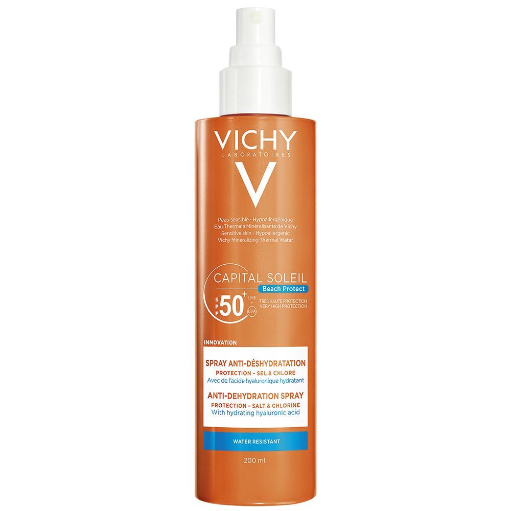 Orangefarbene Sprühflasche mit weißem Sprühkopf. Aufschrift: VICHY, CAPITAL SOLEIL, LSF 50. Anti-Dehydration Spray. Wasserfest.