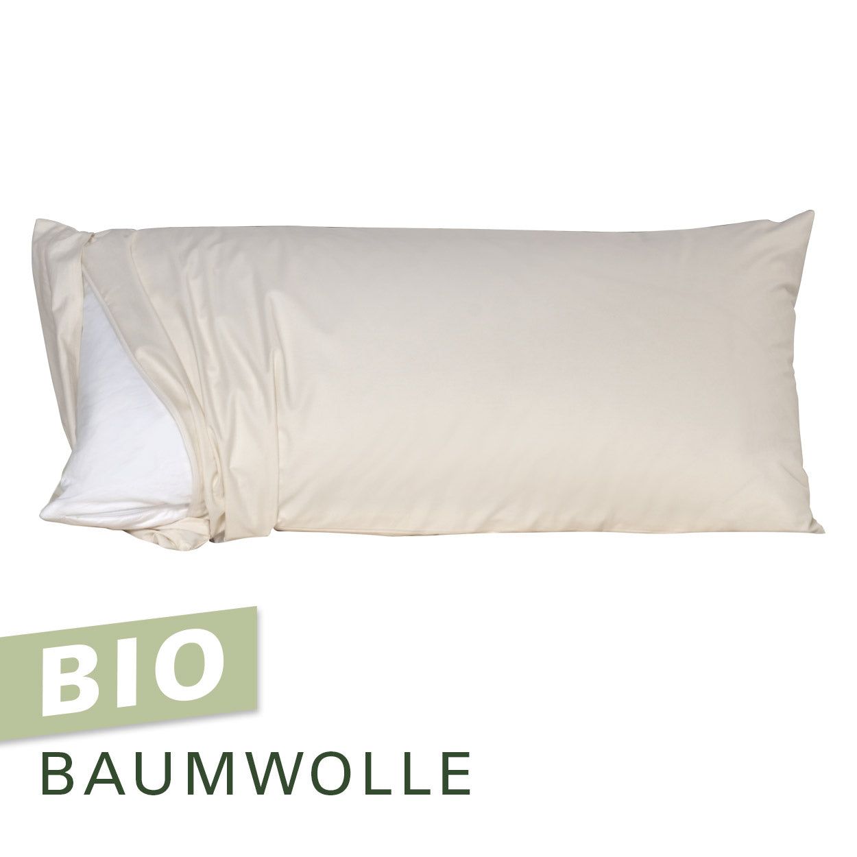 Beige Kissenhülle aus Bio-Baumwolle, teilweise geöffnet, zeigt ein weißes Kissen. Grün-weißer Aufkleber mit "BIO BAUMWOLLE".