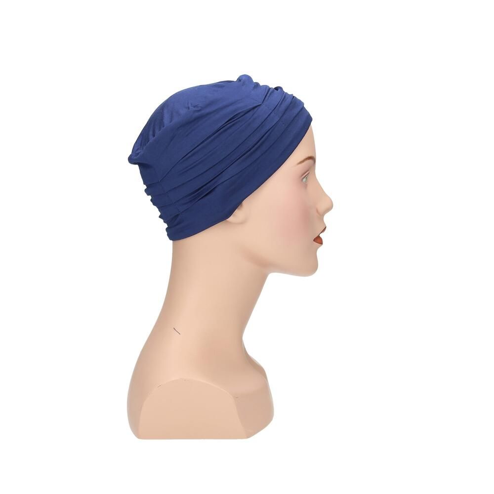 Blauer Turban auf einer Büste. Seitenansicht. Stoff mit Falten. Keine weiteren Details.