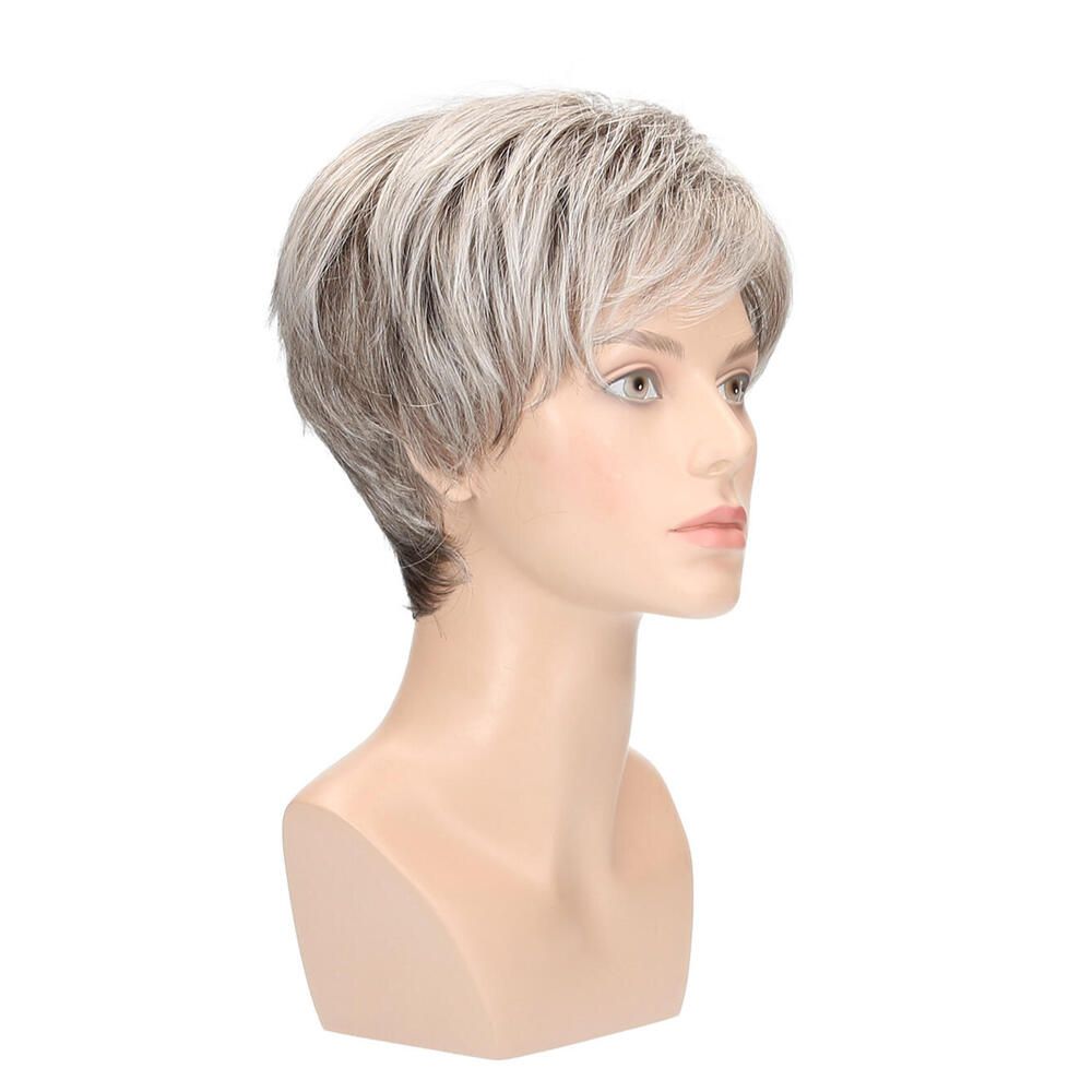 Perücke auf einem Schaufensterkopf. Kurzer, grauer Haarschnitt mit Pony. Dreiviertelansicht.