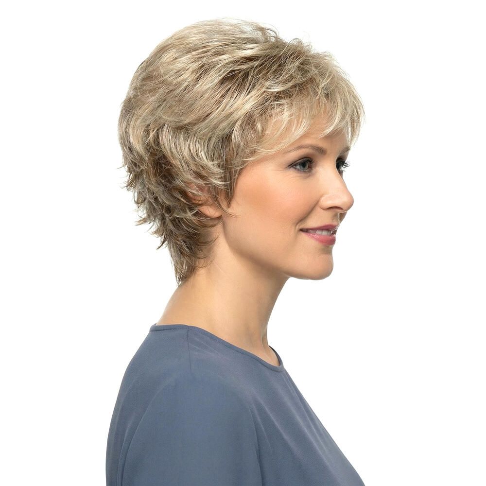 Blonde Kurzhaarperücke, Seitenansicht. Frau mit blauem Oberteil, Blickrichtung nach rechts.