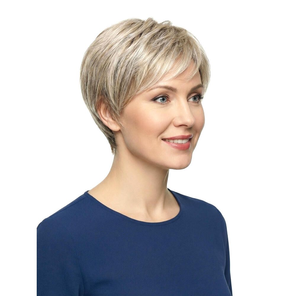 Kurzhaarperücke in Blondtönen. Frau mit blauem Oberteil, leicht seitliche Ansicht.