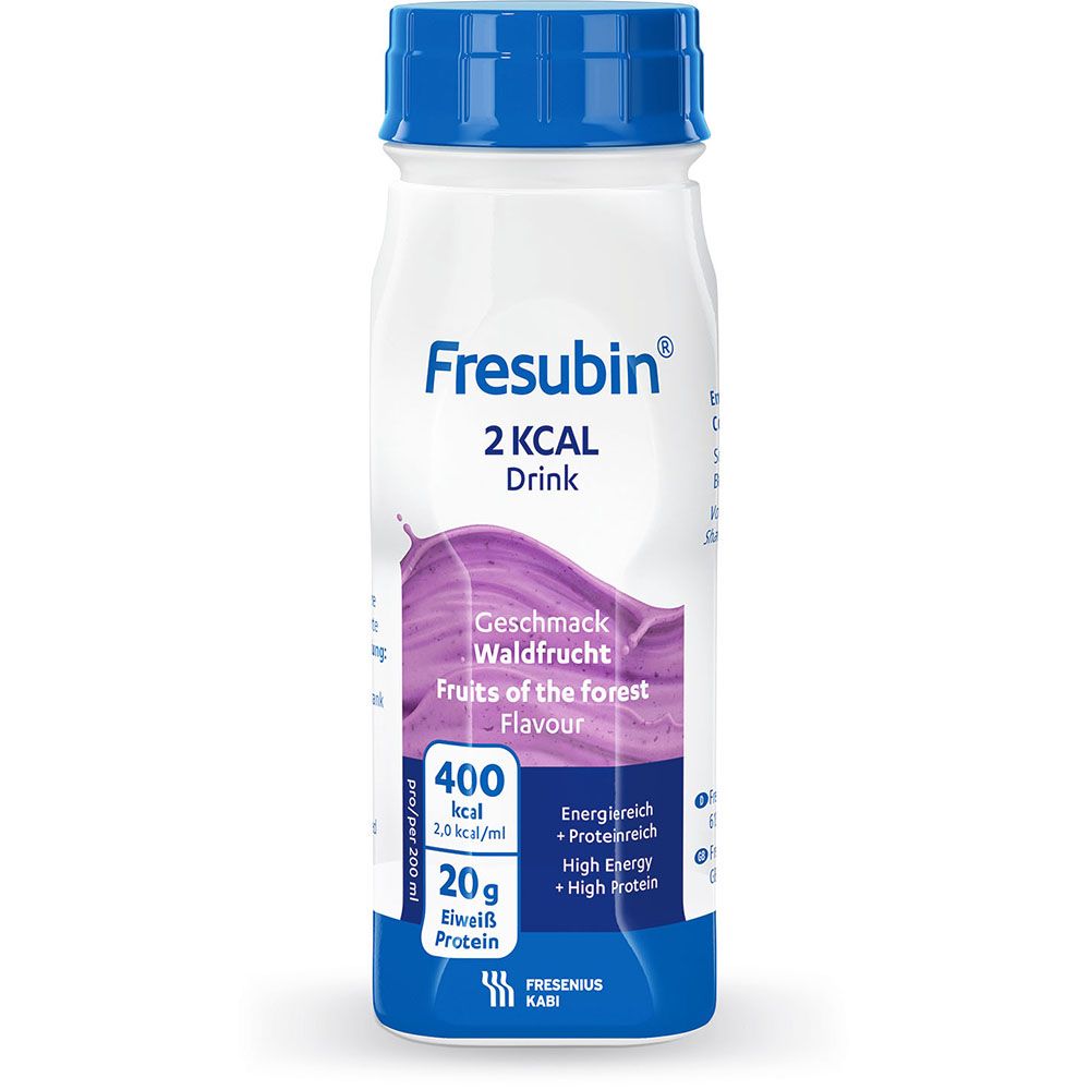 Flasche mit blauem Deckel. Aufschrift: Fresubin 2 kcal Drink, Geschmack Waldfrüchte. Enthält 20g Eiweiß. Marke Fresenius Kabi.