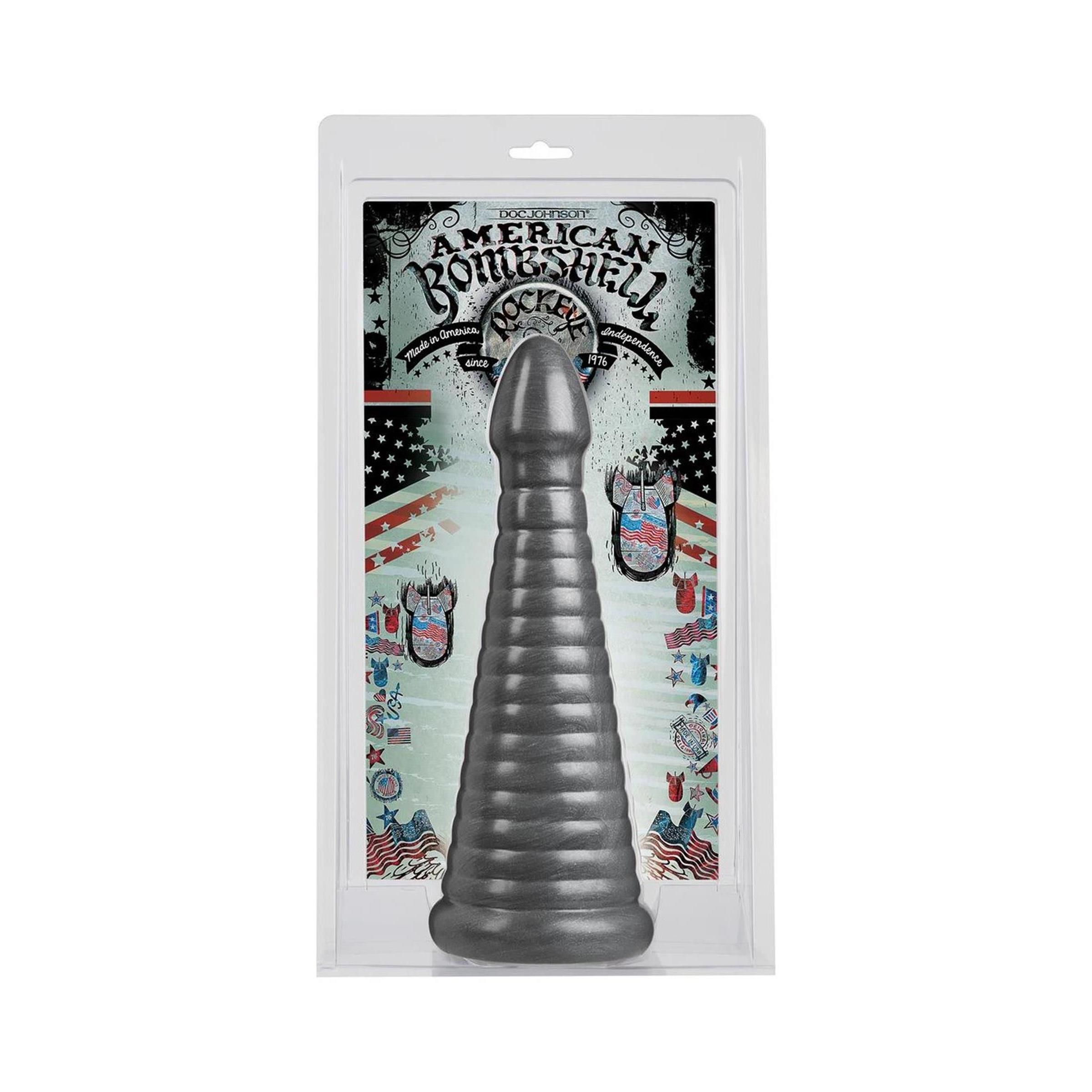 Grauer Butt Plug in Blisterverpackung. Konische Form mit geriffelter Oberfläche. Markenname und Produktname auf der Verpackung.