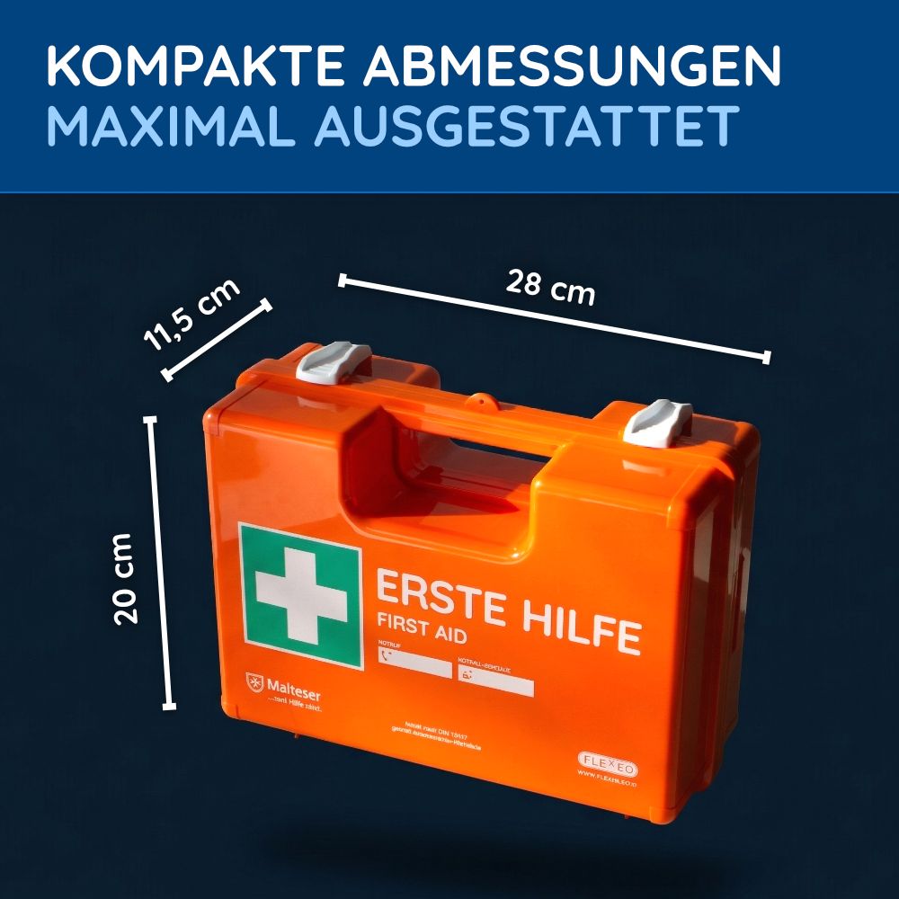 Orange Erste-Hilfe-Koffer mit weißen Kreuz. Abmessungen: 20 cm hoch, 28 cm breit, 11,5 cm tief. Erste Hilfe Schriftzug.