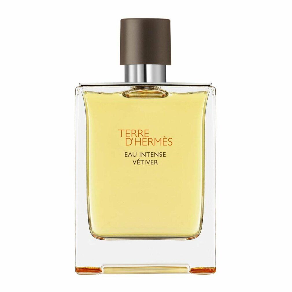 Quadratischer Glasflakon mit braunem Verschluss. Gelbe Flüssigkeit sichtbar. Text: Terre d'Hermès Eau Intense Vétiver.