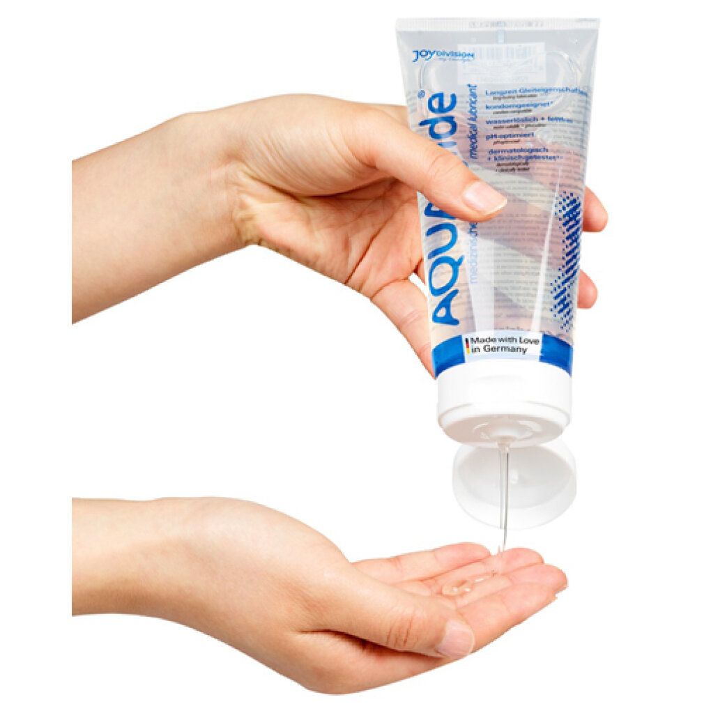 AQUAglide® medizinisches Gleitgel in Tube. Produkt wird in Hand gehalten.