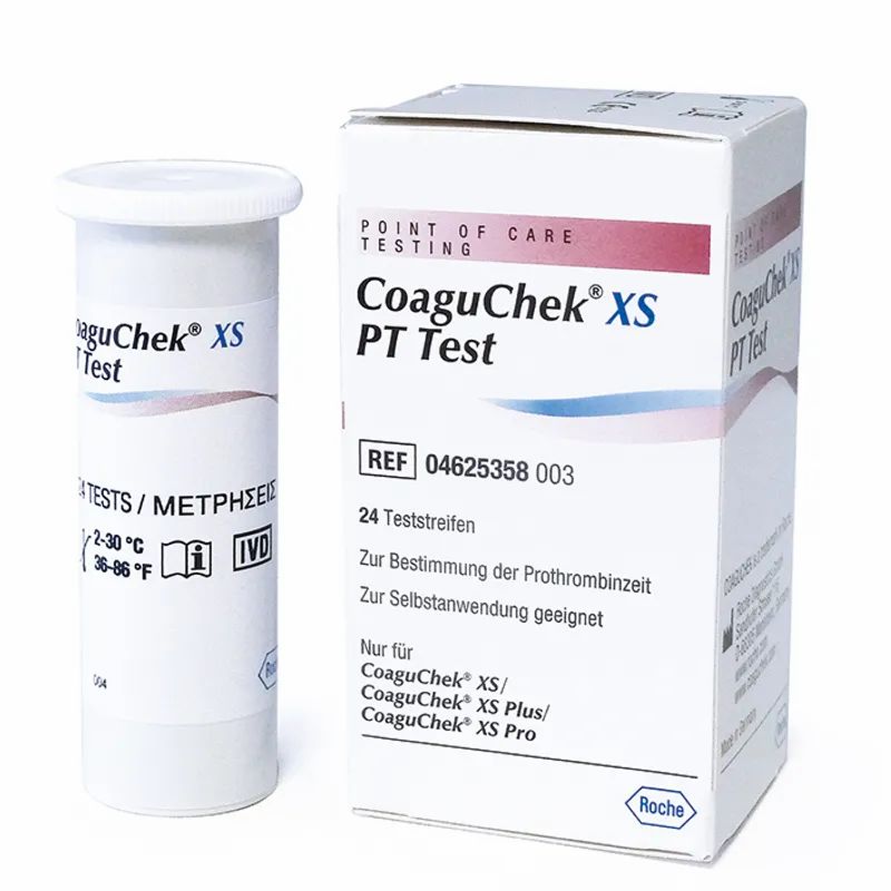Zylindrische Teststreifen-Verpackung und Karton mit Aufschrift 'CoaguChek XS PT Test'.