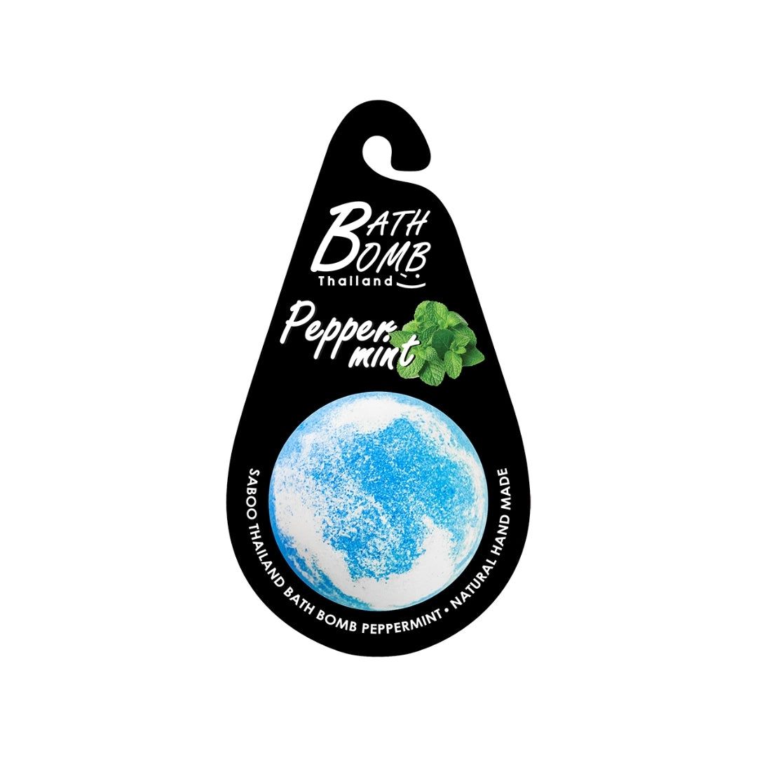 Blaue Badebombe mit Pfefferminz-Motiv. Schwarzes Etikett mit Produktnamen und Logo. Natürliche Handarbeit.