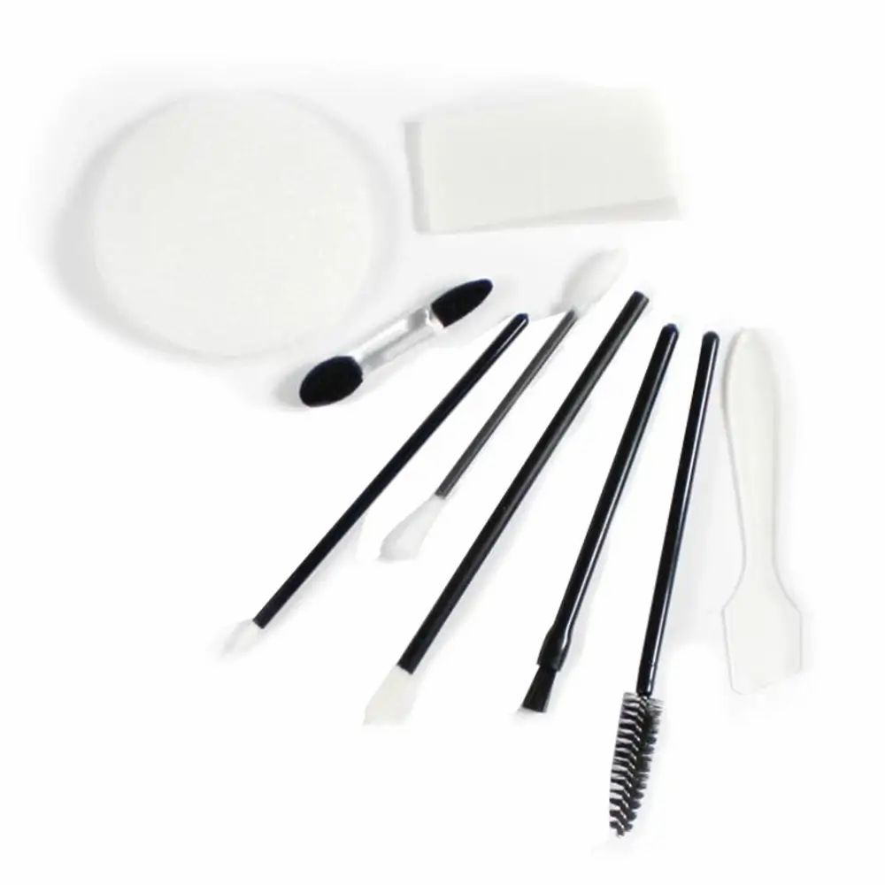 Verschiedene Make-up-Applikatoren: Schwamm, Pinsel, Spatel, Applikator-Stäbchen. Schwarze und weiße Griffe.