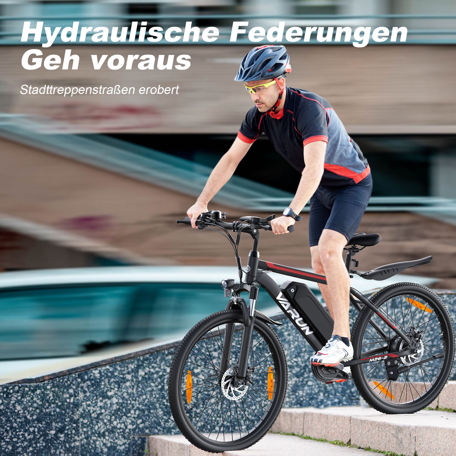 Mann fährt mit dem Elektro-Mountainbike eine Treppe hoch. Schwarzes Fahrrad mit VARUN-Logo. Helm und Brille.