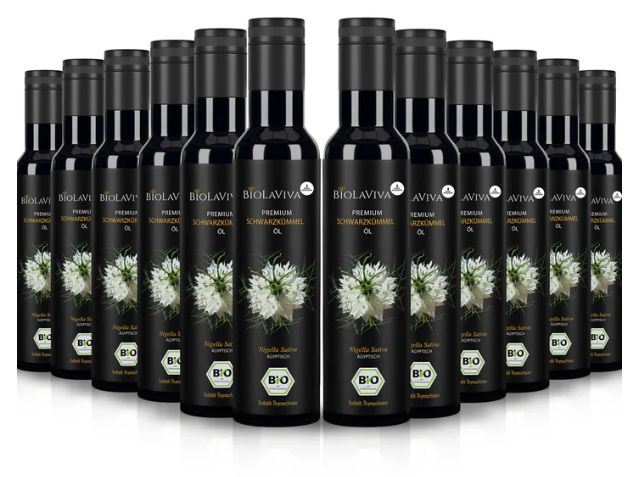 Reihe von Flaschen mit schwarzem Etikett. Aufschrift: BIOLAVIVA Premium BIO-Schwarzkümmelöl. Bio-Siegel.
