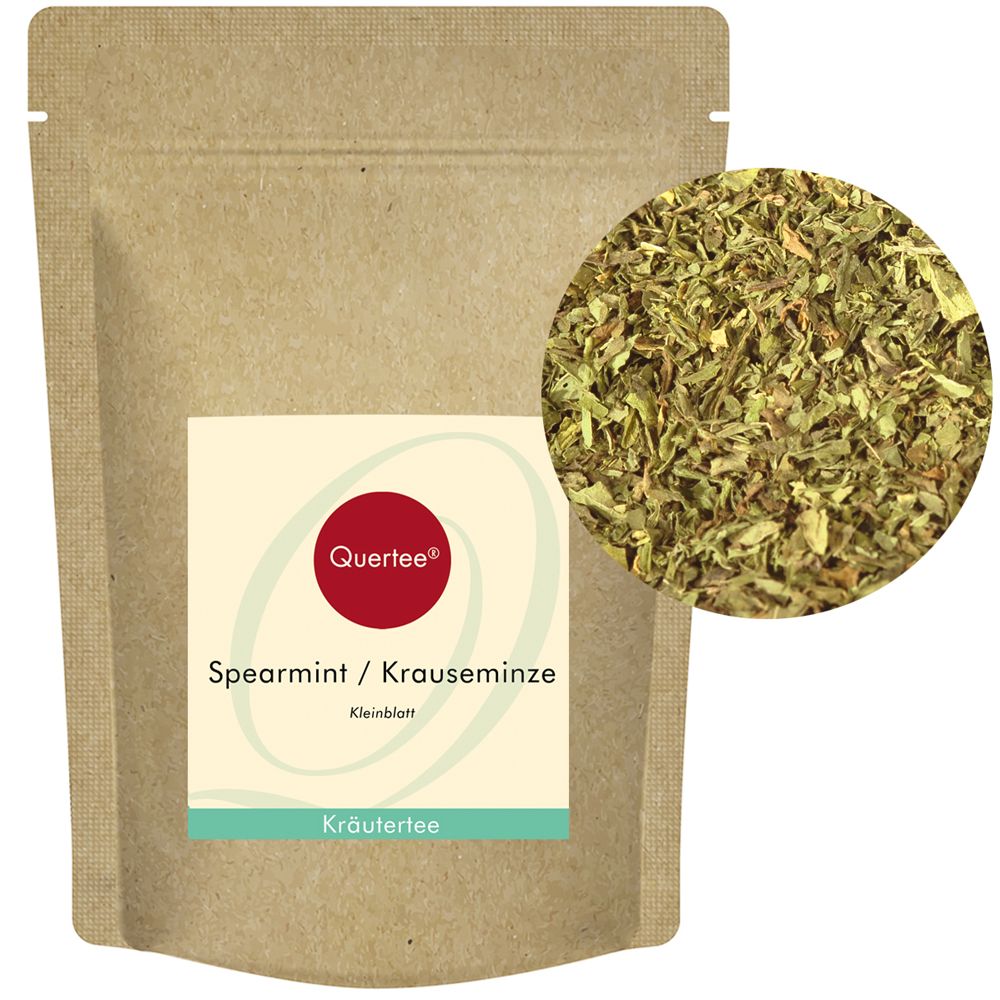 Quertee®-Beutel mit Spearmint/Krauseminze Tee. Kleingedruckt: Kräutertee. Runde Nahaufnahme von losen Teeblättern.