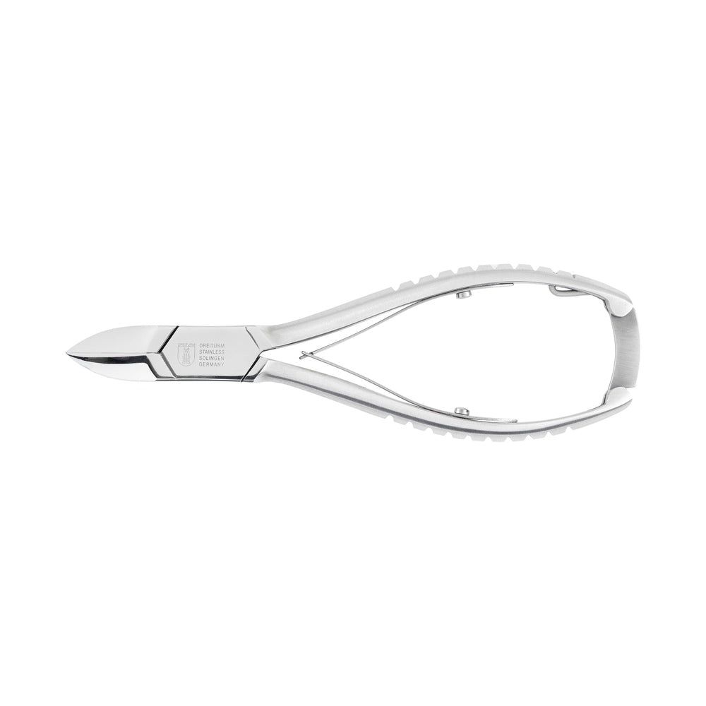 Nagelzange aus Metall. Silberfarben, mit gebogener Form und Griff. Sichtbare Prägung.