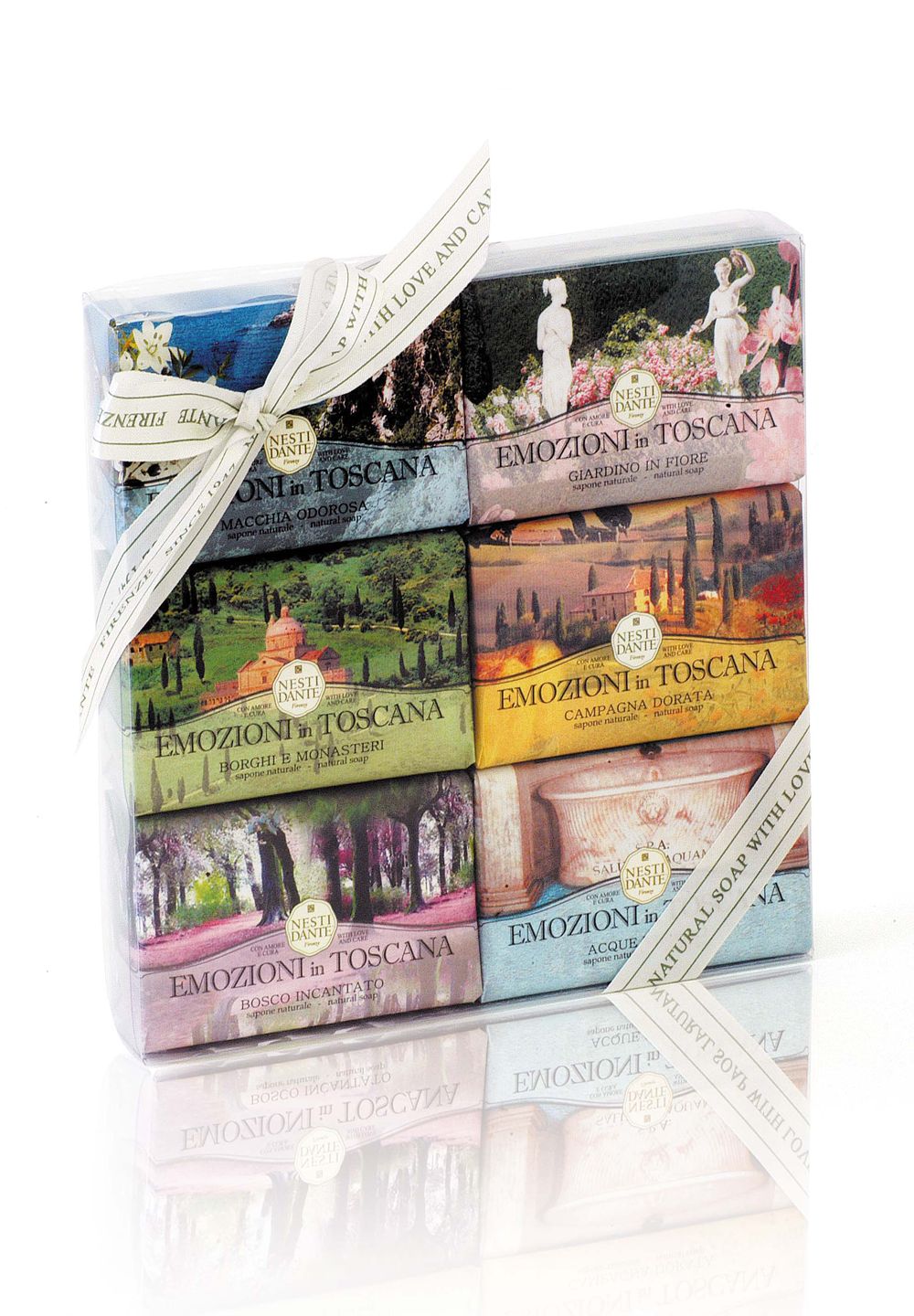 Geschenkset mit acht Seifenriegeln, verpackt in transparenter Folie, mit Band und Landschaftsbildern.