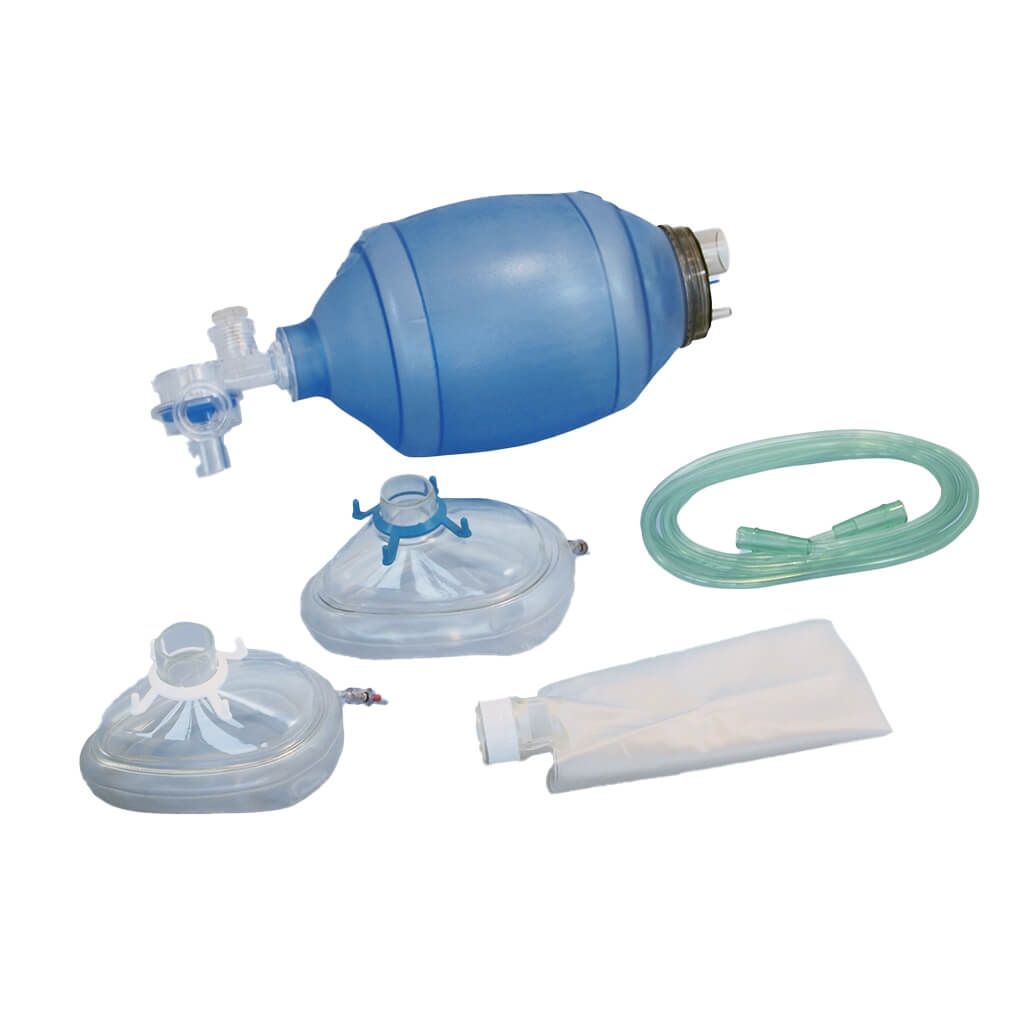 Beatmungsbeutel-Set für Erwachsene. Enthält Beatmungsbeutel, zwei Masken, Reservoirbeutel und Schlauch. Verschiedene transparente und blaue Komponenten.