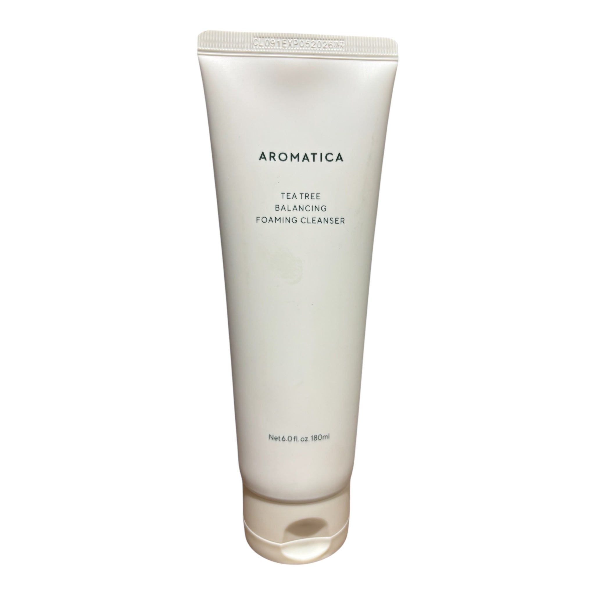 Witte tube. Opschrift: Aromatica, Tea Tree Balancing Foaming Cleanser. Onder: Net 6.0 fl.oz. 180ml.