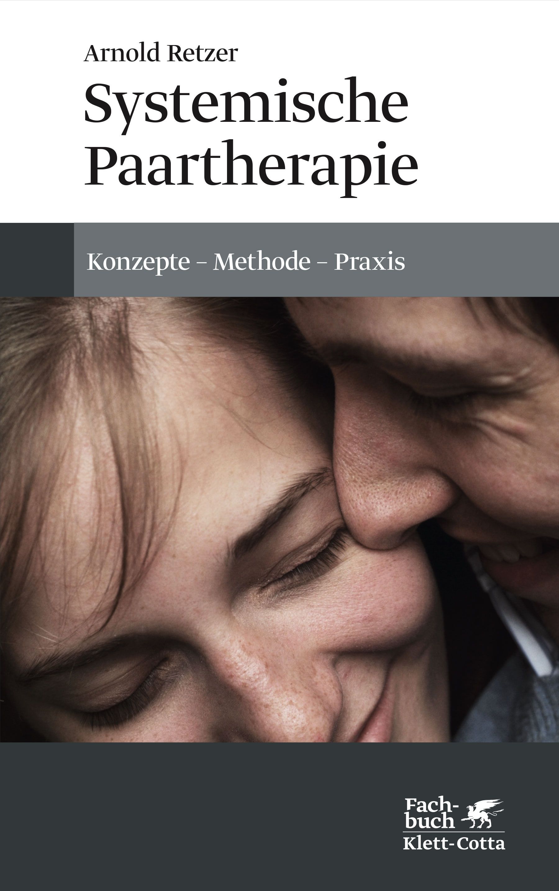 Buchcover: "Systemische Paartherapie". Titel und Autor Arnold Retzer. Paar im Vordergrund. Verlag Klett-Cotta.