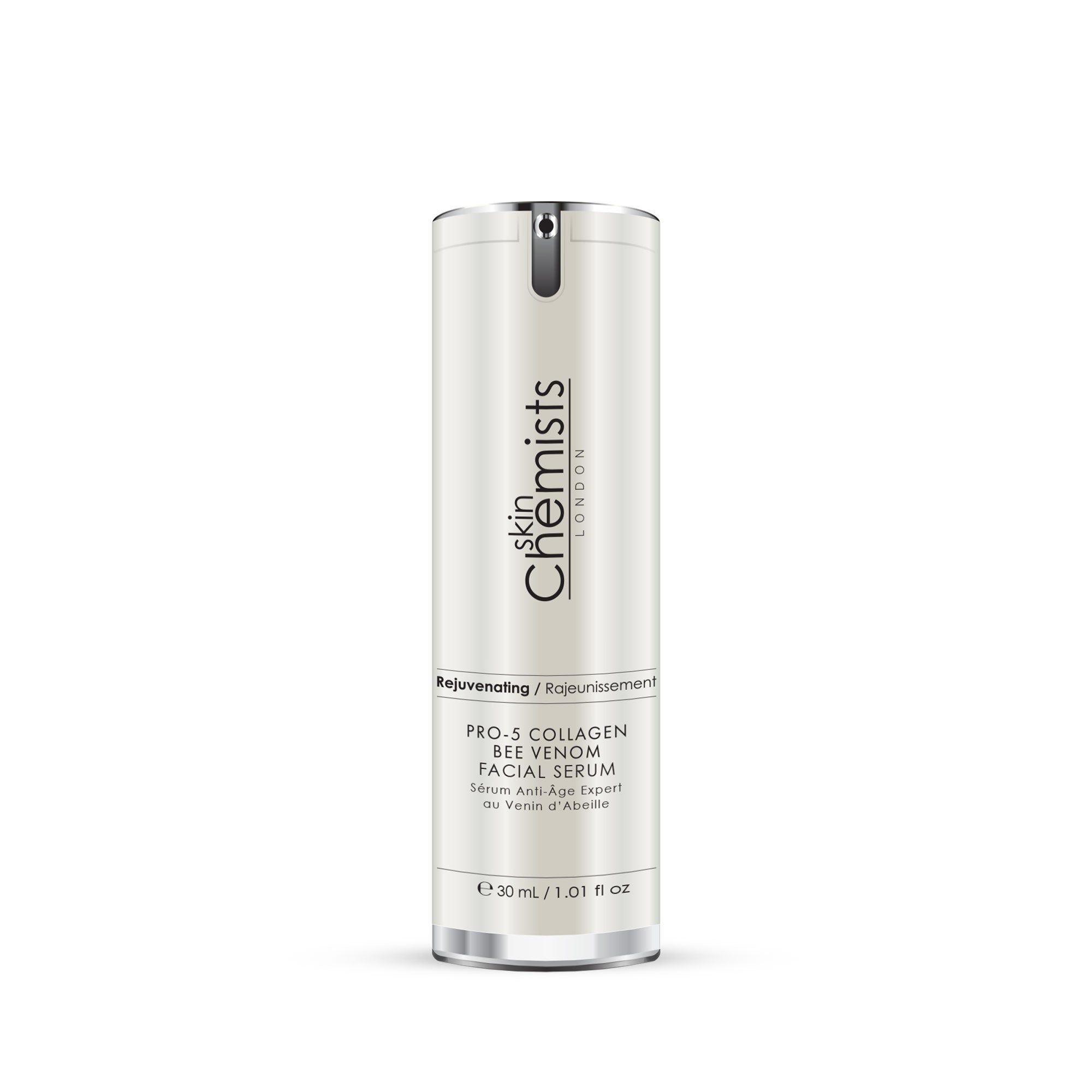 Zylindrische Flasche mit Serum. Aufschrift: skinChemists London, Pro-5 Collagen Bee Venom Facial Serum. 30 ml / 1.01 fl oz.
