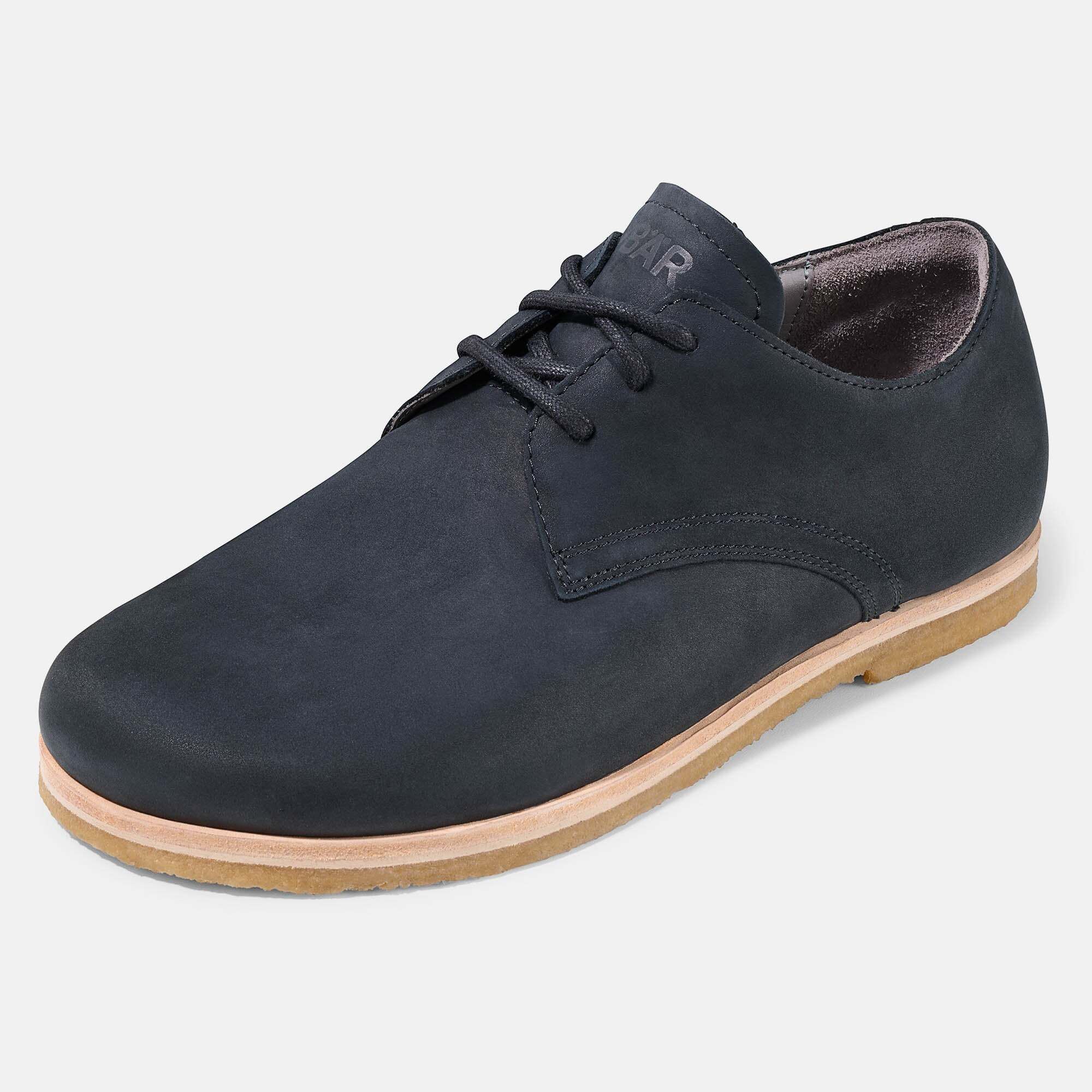 Dunkelblauer BÄR Schnürschuh für Herren, Leder, breite Passform, schräge Ansicht.