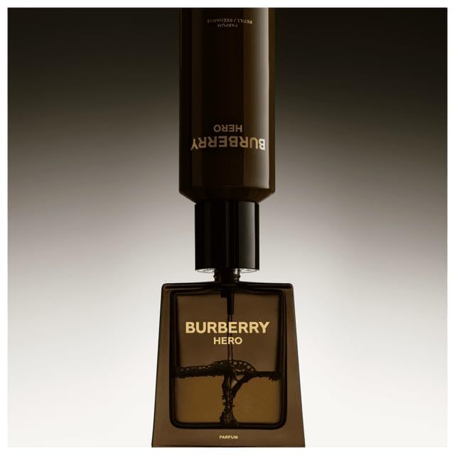 Parfümflasche und Sprühkopf. Aufschrift "BURBERRY HERO".