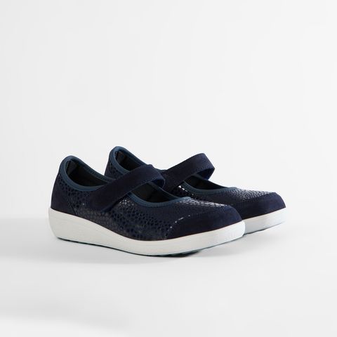 Dunkelblaue Mary-Jane-Schuhe mit Klettverschluss und geprägtem Obermaterial.