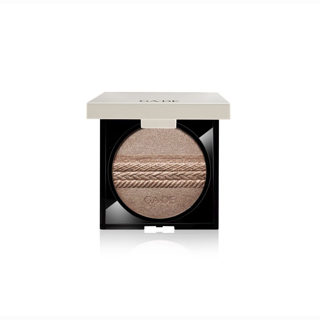 Quadratische Kosmetik-Palette mit hellem Puder. Oben steht "GA-DE". Das Puder hat ein geflochtenes Muster.