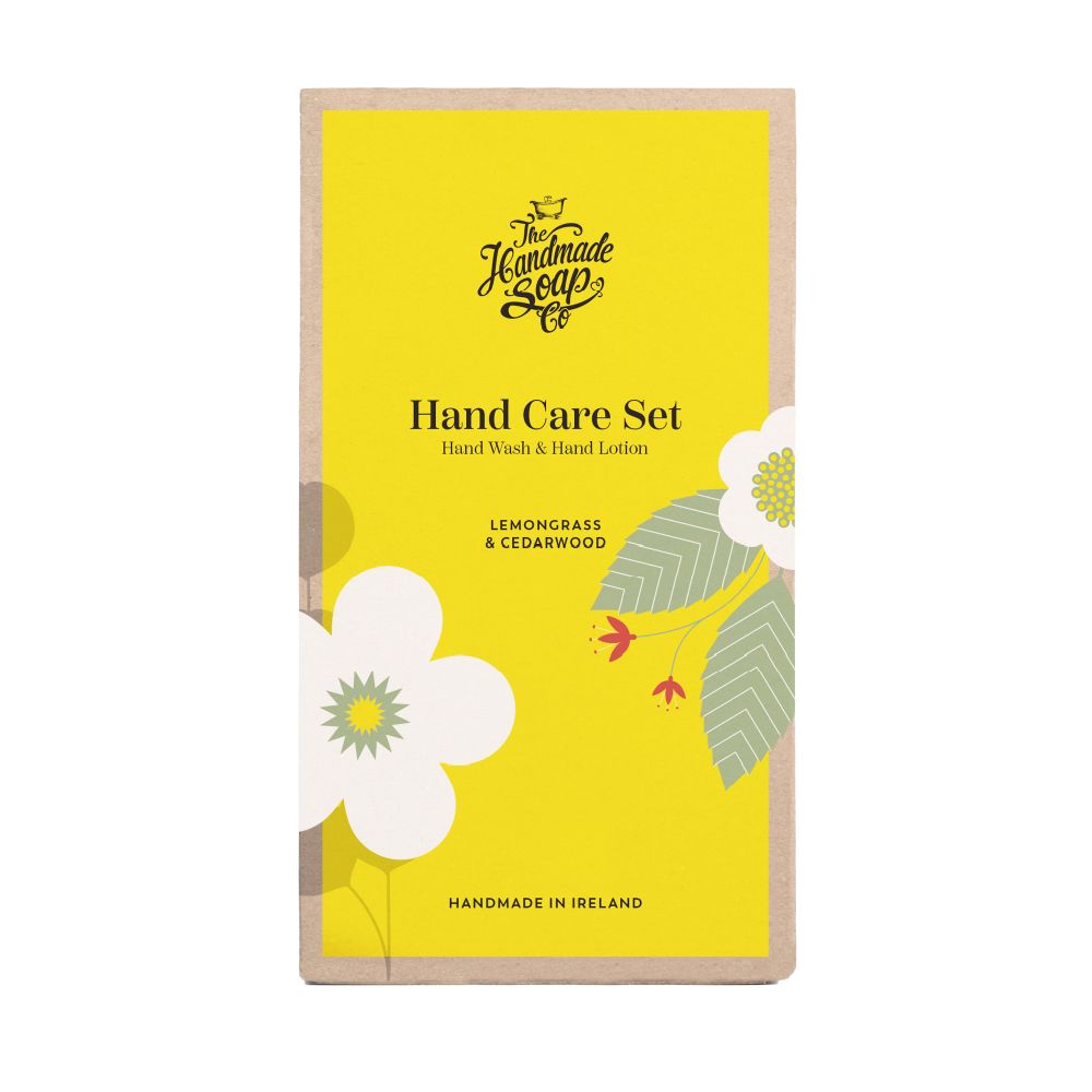 Geschenkset mit gelbem Hintergrund. Aufschrift: Hand Care Set, Hand Wash & Hand Lotion. Mit Blumen- und Blättermotiven. Hergestellt in Irland.