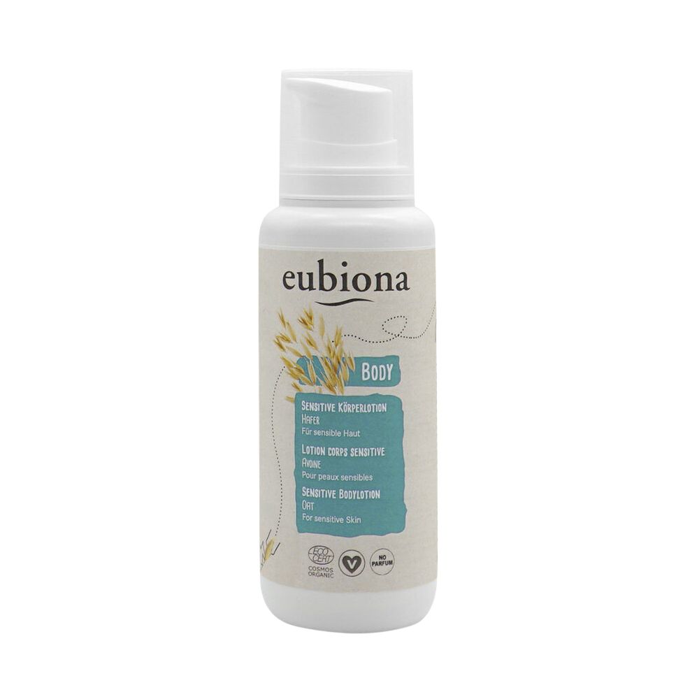 Weiße Flasche mit Pumpe. Aufschrift "eubiona" und "BODY". Text in Türkis: "Sensitive Körperlotion". Zertifizierungen.