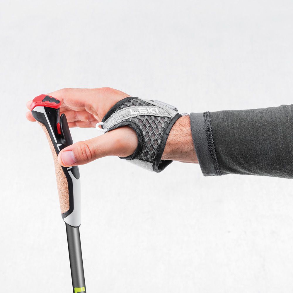 Hand mit Nordic Walking Stock. Handschlaufe am Handgelenk befestigt. Marke Leki.
