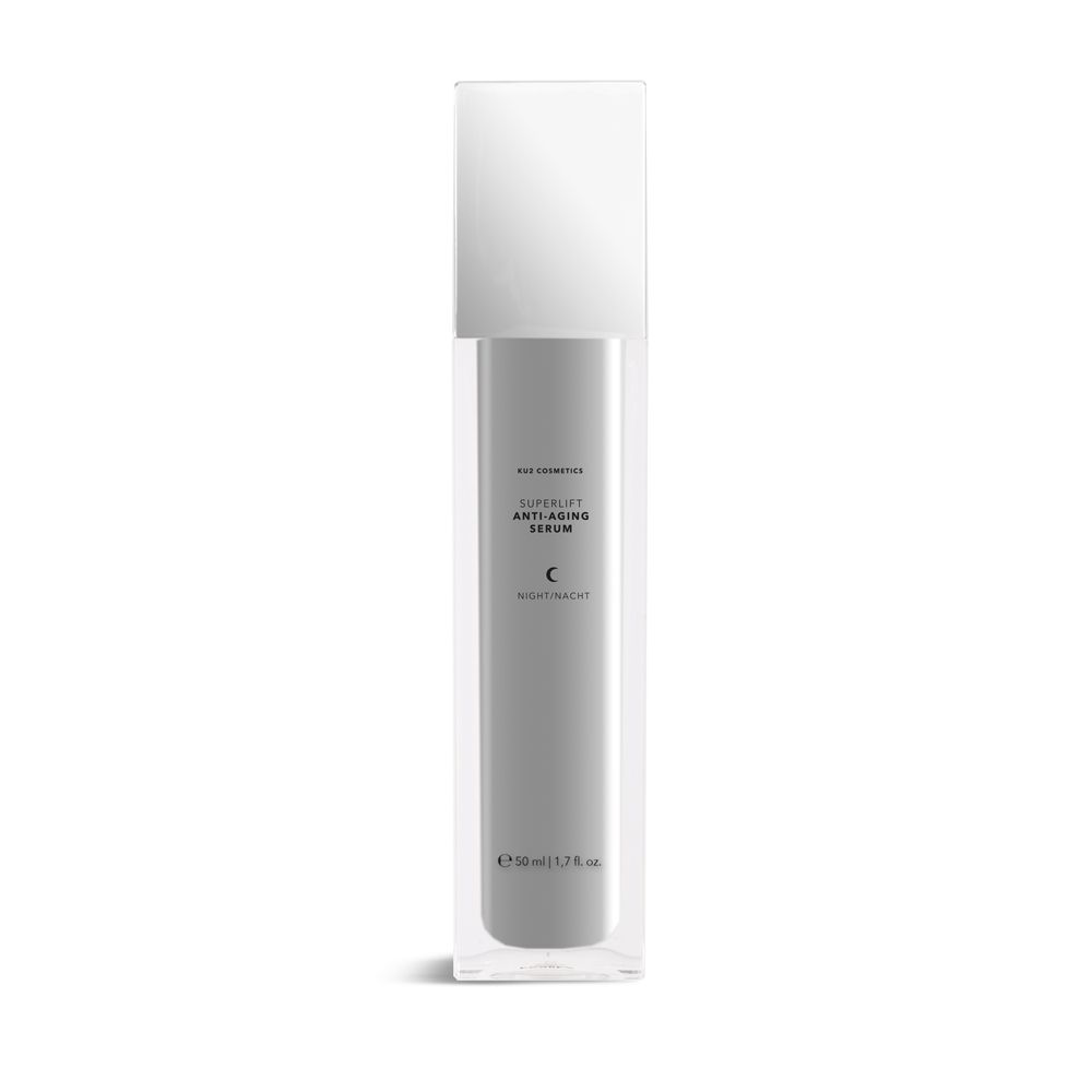 Anti-Aging Serum in rechteckiger Flasche. Grauer Zylinder mit weißem Deckel. Beschriftung: KU2 Superlift Anti-Aging Serum Nacht.