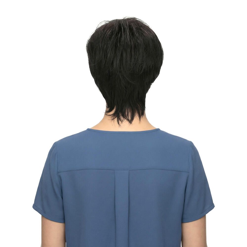Kurzhaarperücke, schwarz. Frau mit blauem Oberteil. Rückansicht.