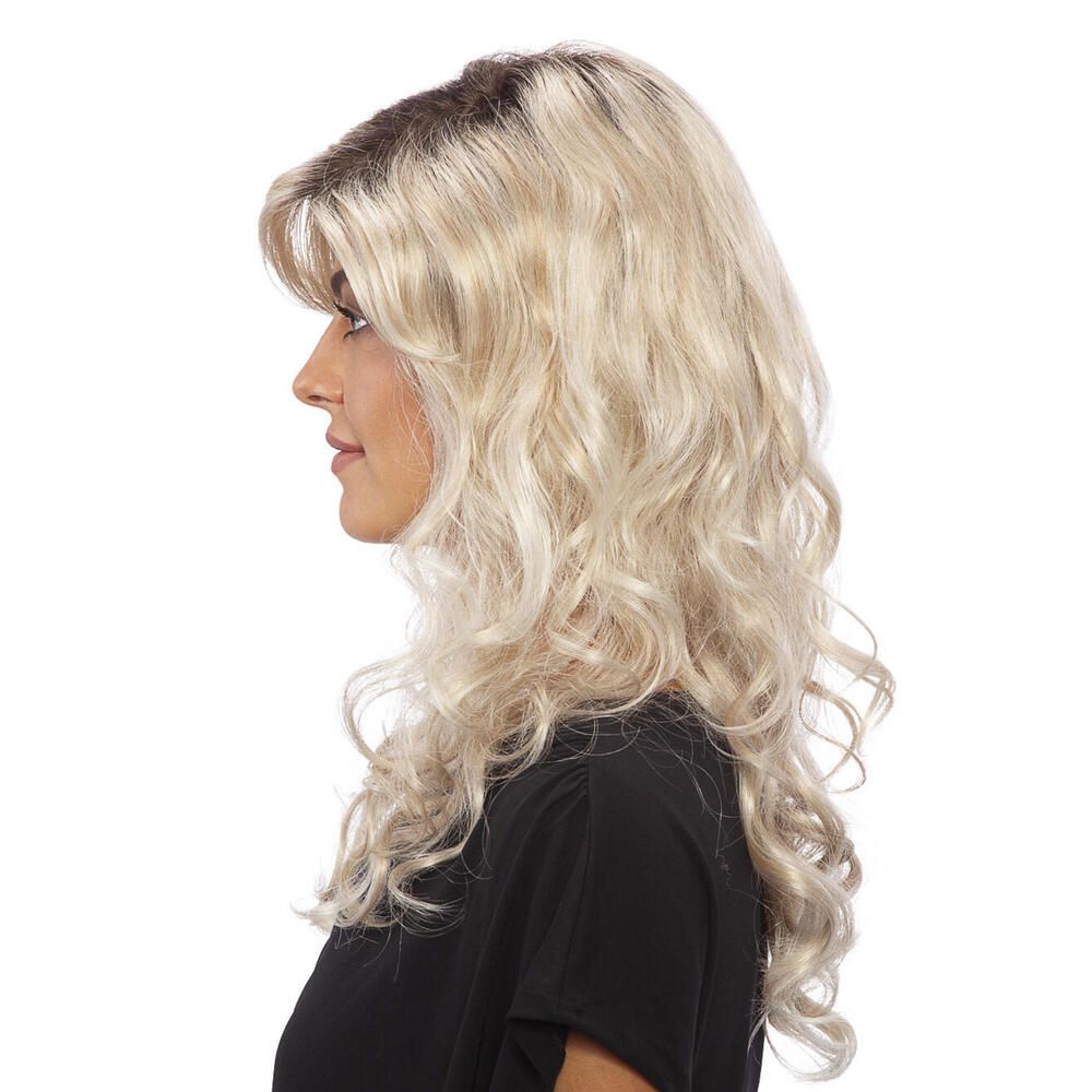 Perücke Arabella von Lofty. Blond mit dunklem Ansatz, gewellt. Seitenansicht einer Frau.