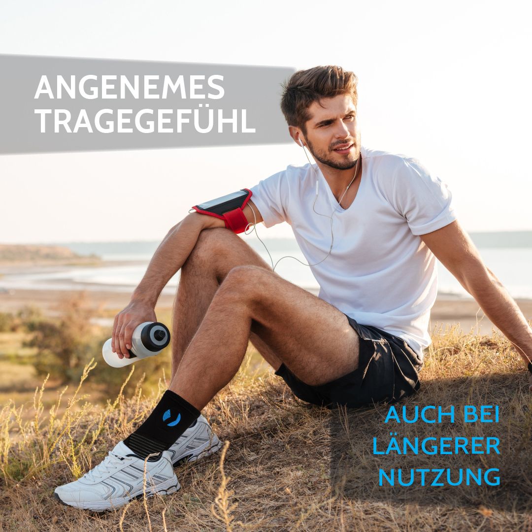 Mann sitzt mit Knöchelbandage am Strand. Er trägt Kopfhörer und hält eine Wasserflasche. Text: Angenehmes Tragegefühl, auch bei längerer Nutzung.