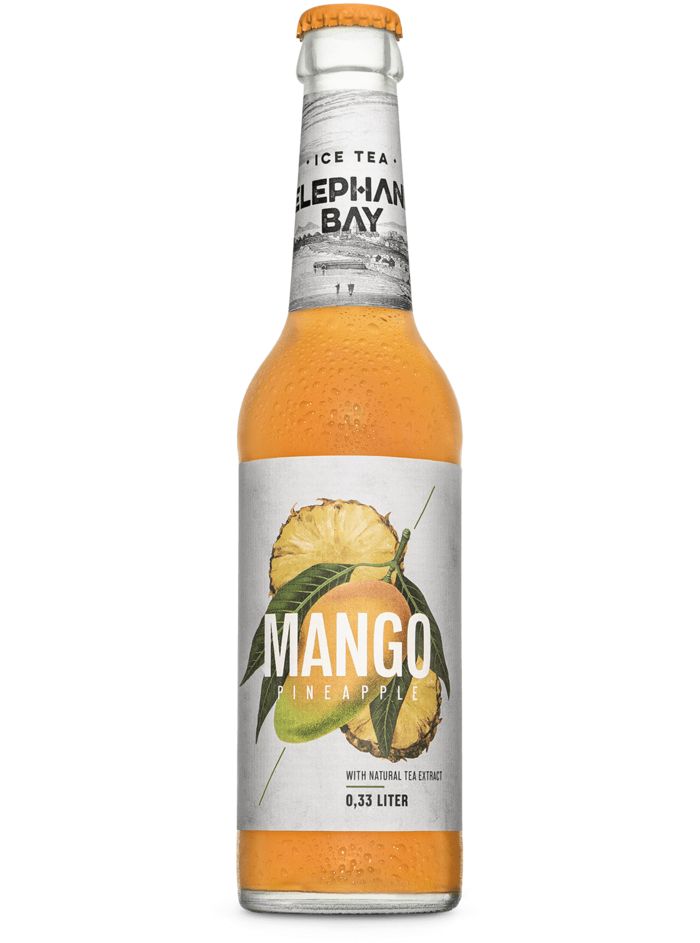Eine Glasflasche Elephant Bay Eistee Mango-Ananas. Auf dem Etikett sind Mango und Ananas abgebildet. Der Flaschenhals trägt den Markennamen. Die Flasche enthält 0,33 Liter.