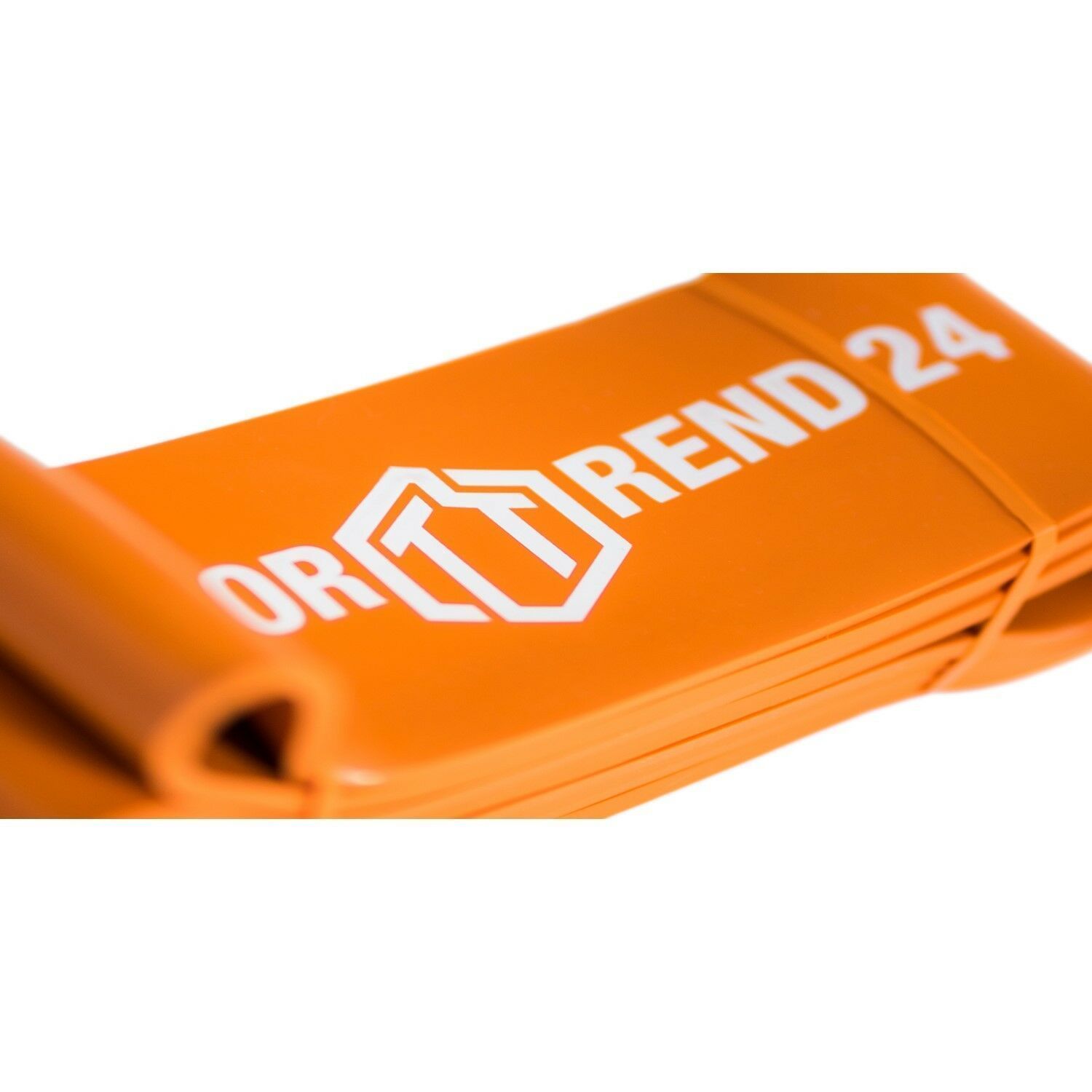 Nahaufnahme eines gefalteten, orangefarbenen Fitnessbands mit weißem Sporttrend 24 Logo.