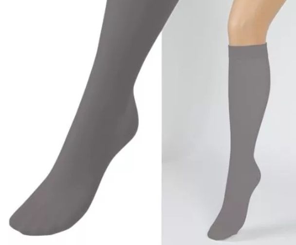 Zwei graue Kompressionsstrümpfe. Beinansicht, Strümpfe bis zum Knie reichend. Glatte Oberfläche.