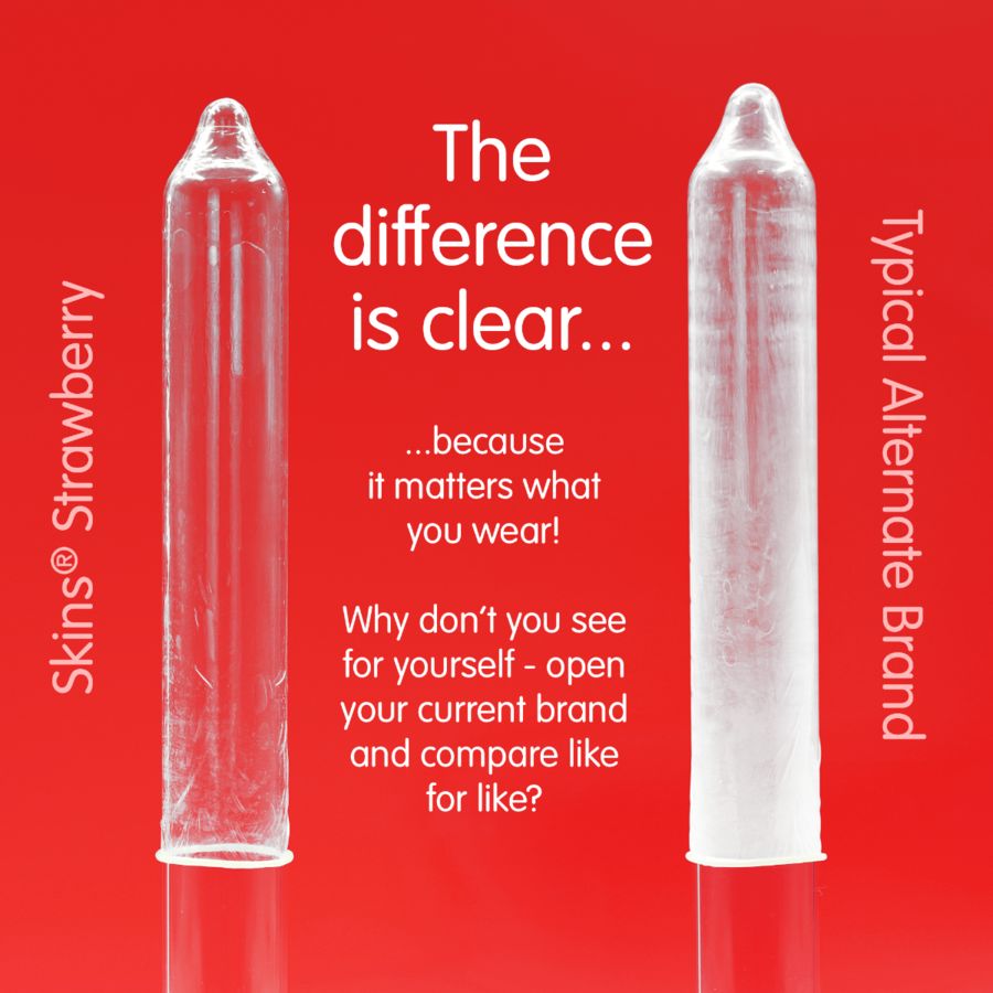 Zwei transparente Kondome nebeneinander. Links: Skins Strawberry. Rechts: Typische alternative Marke. Roter Hintergrund.