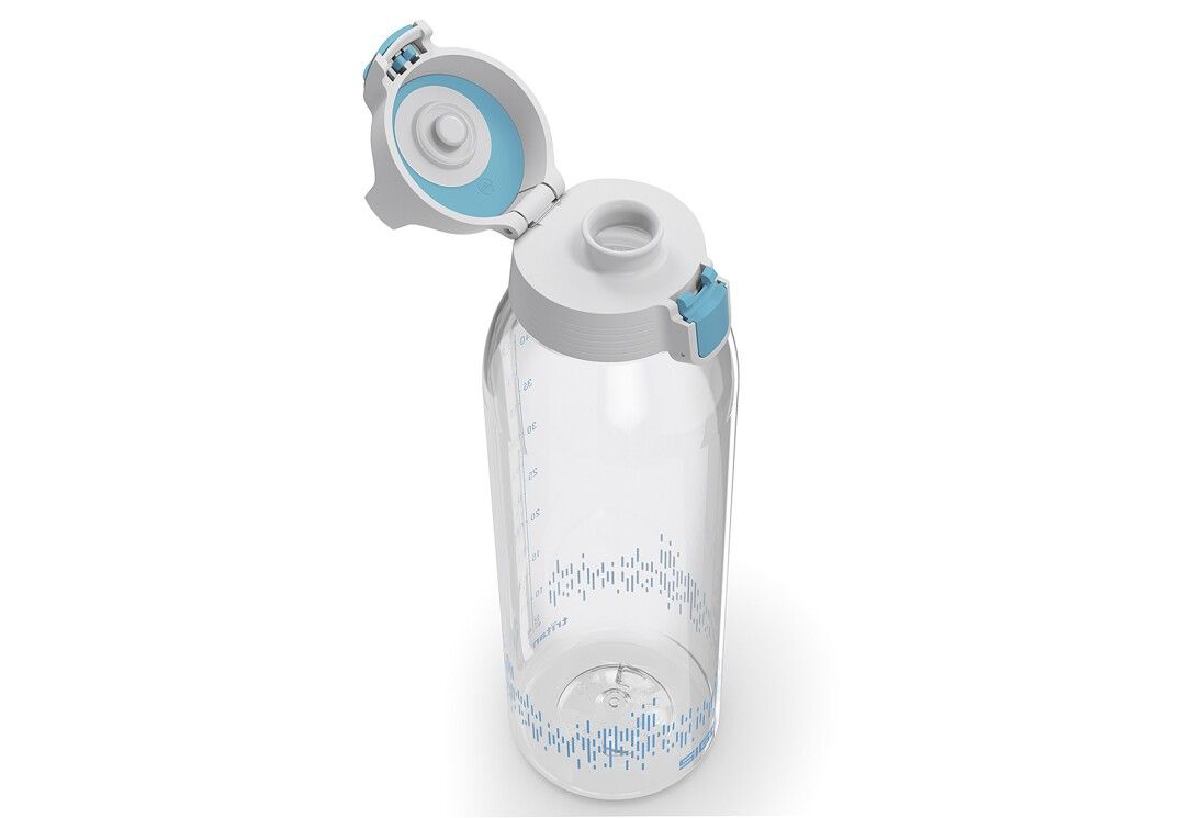 Transparente Trinkflasche mit geöffnetem blau-weißem Deckel. Messskala und blaue Muster am Boden. Blick von oben.