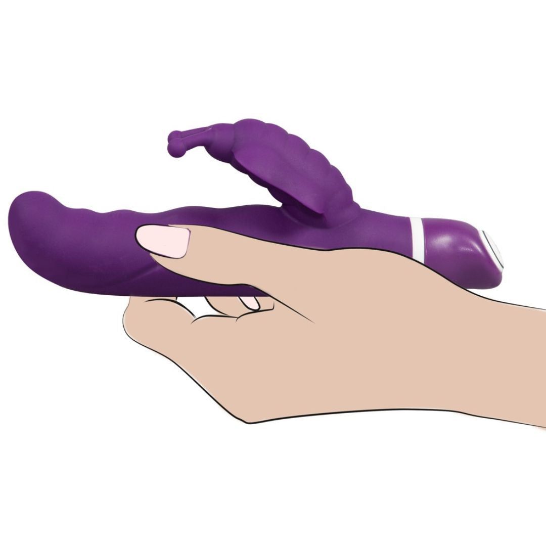 Hand hält lila Vibrator. Der Vibrator hat eine gebogene Form und ein Schmetterlings-Design.