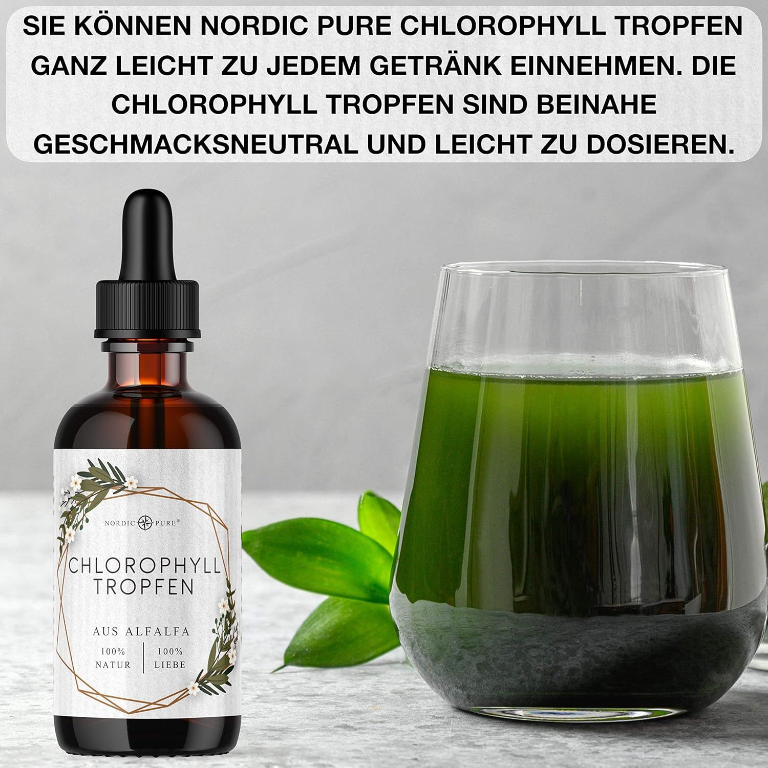 Braune Glasflasche mit Tropfer neben Glas mit grüner Flüssigkeit. Text in deutscher Sprache.