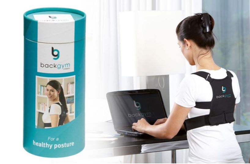 Zylindrische Verpackung und Frau mit Haltungstrainer. Logo: Backgym. Text: For a healthy posture.