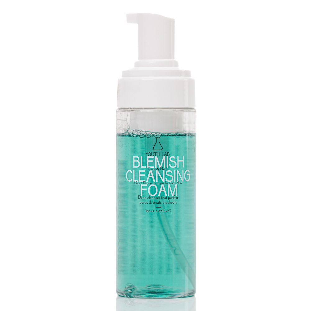Transparente Flasche mit blaugrüner Flüssigkeit und weißem Pumpspender. Aufschrift: Blemish Cleansing Foam.