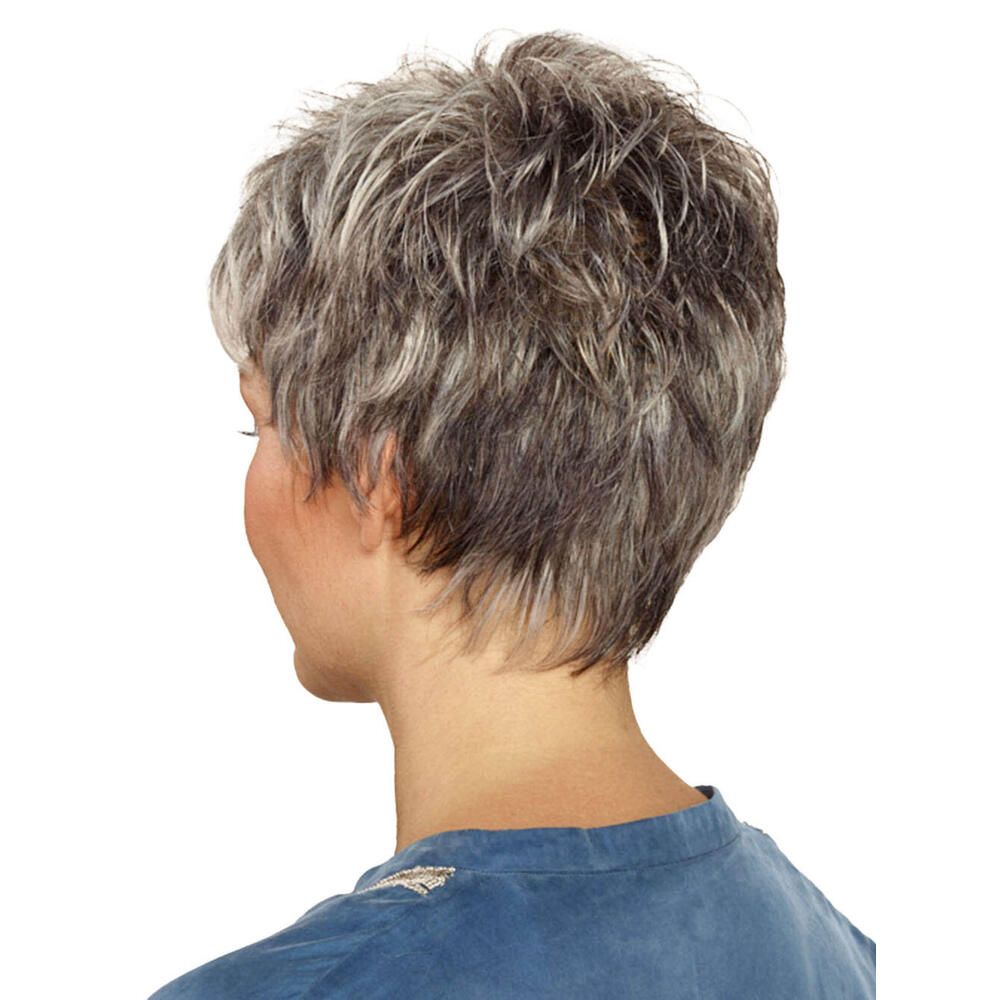 Kurzhaarperücke mit grauen Strähnen. Frau mit blauem Oberteil, Rückansicht.